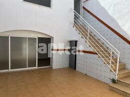 Houses (villa / tower), 220.00 m², near bus and train, Calle dels Vosges