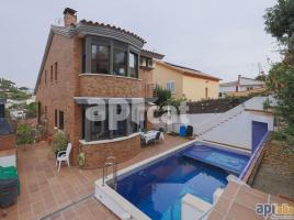 Houses (villa / tower), 415.00 m², almost new