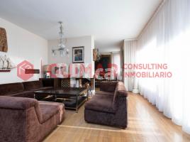 Flat, 238.00 m², close to bus and metro