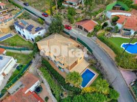 Houses (villa / tower), 261.00 m², almost new