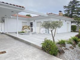 Houses (detached house), 155.00 m², almost new, Calle Requesens