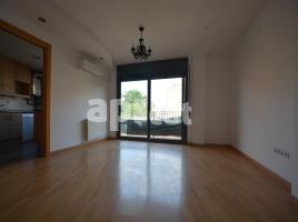 Flat, 130.00 m², near bus and train, almost new