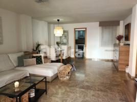 Flat, 158.00 m², near bus and train, almost new