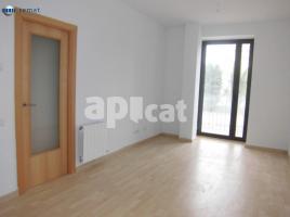 Flat, 75.00 m², near bus and train, almost new