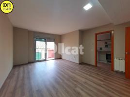 Flat, 93.00 m², near bus and train, almost new, Centre