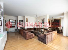 Flat, 238.00 m², close to bus and metro