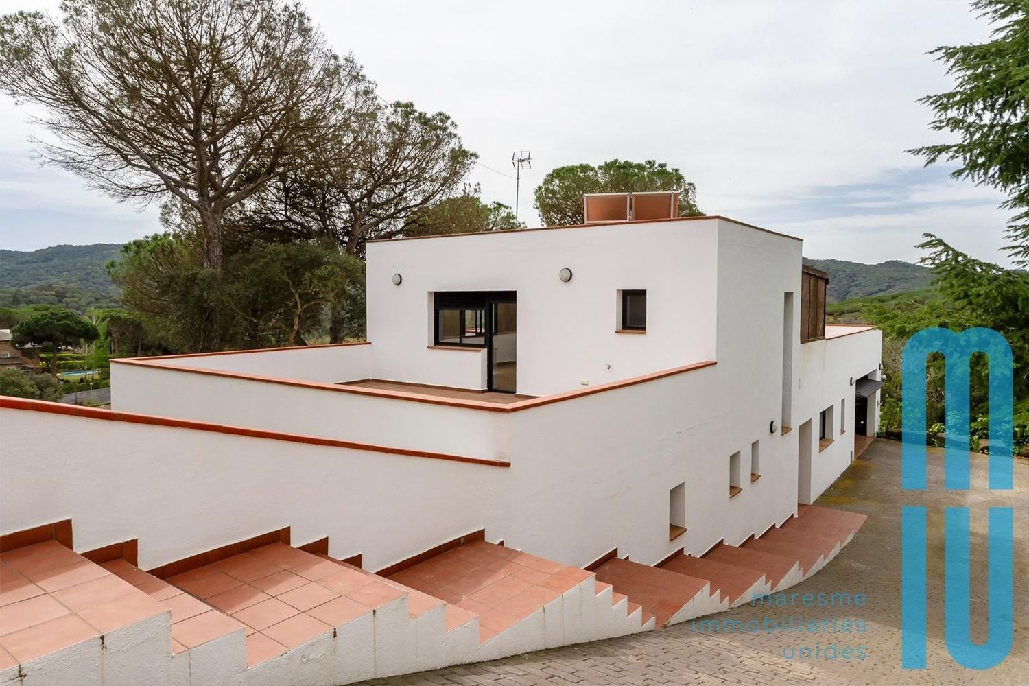 Houses (villa / tower), 260.00 m², almost new