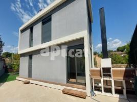 Casa (xalet / torre), 350.00 m², nou, Calle de la Garrotxa