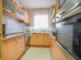 Flat, 124.00 m², near bus and train, almost new, Centre