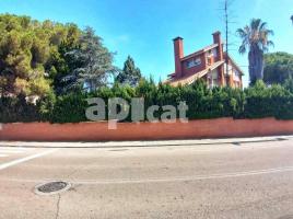 Houses (villa / tower), 250.00 m², near bus and train, Avenida Diagonal