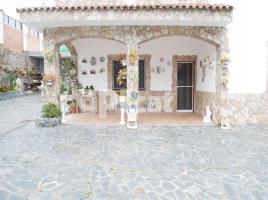 Houses (villa / tower), 298.00 m², Calle Carolinas