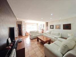 Casa (unifamiliar adosada), 217.00 m², cerca de bus y tren, seminuevo, Calle Sorres, 19