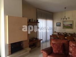 Casa (unifamiliar adosada), 424.00 m², cerca de bus y tren