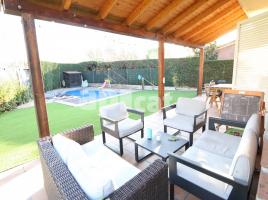 Houses (villa / tower), 409.00 m², almost new, Avenida de Montserrat Roig