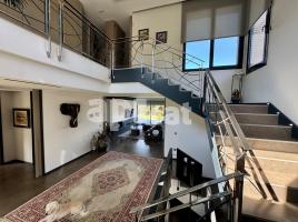 Casa (unifamiliar aislada), 444.50 m², cerca de bus y tren, seminuevo