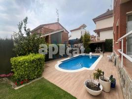 Houses (detached house), 242.00 m², near bus and train, Calle de Mercè Rodoreda