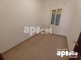 Pis, 90.00 m², près de bus et de train