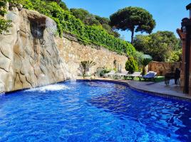  (xalet / torre), 330.00 m², جديد تقريبا
