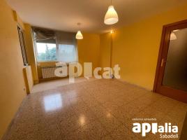 Pis, 77.00 m², حافلة قرب والقطار