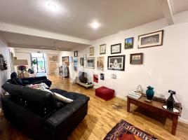 Flat, 222.00 m², close to bus and metro
